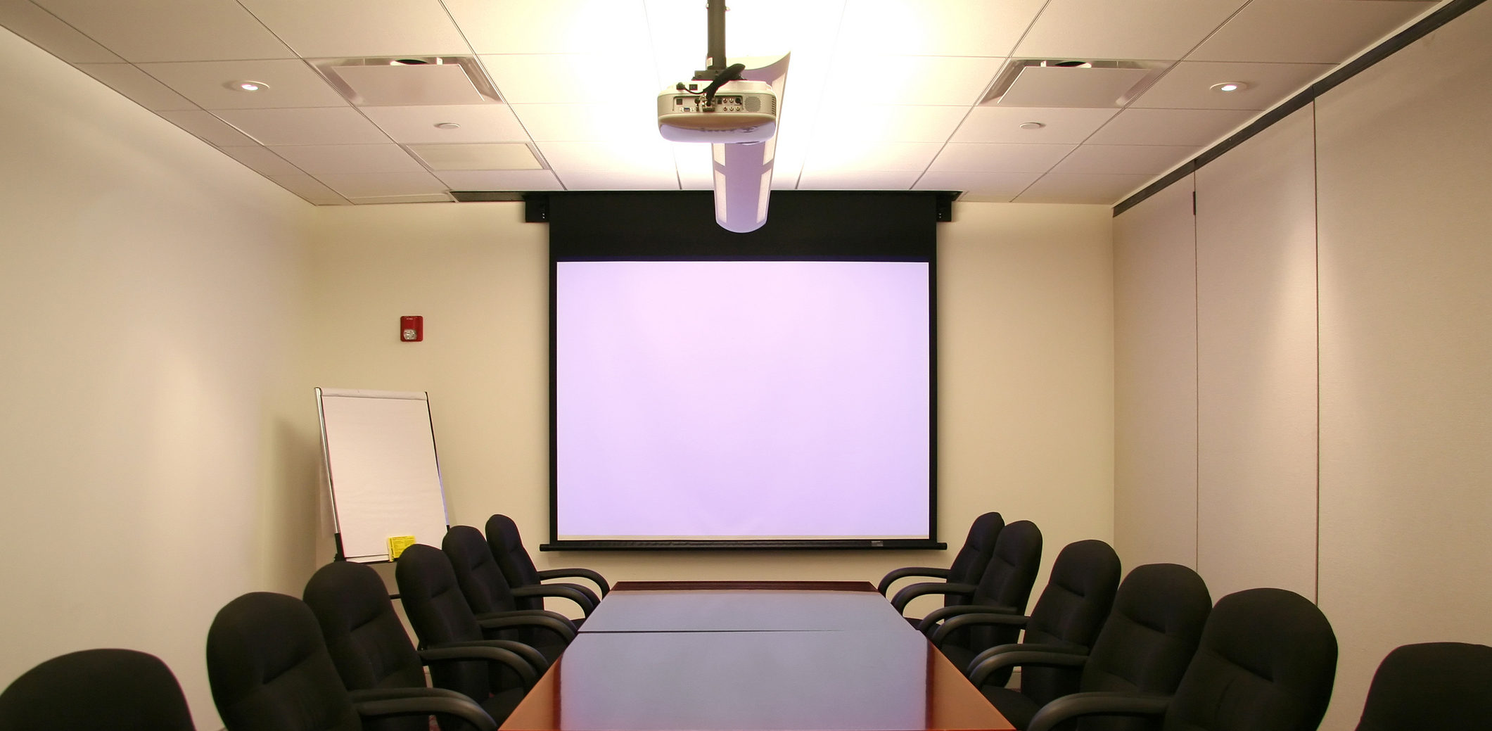 проектор и проекционный экран для мероприятия